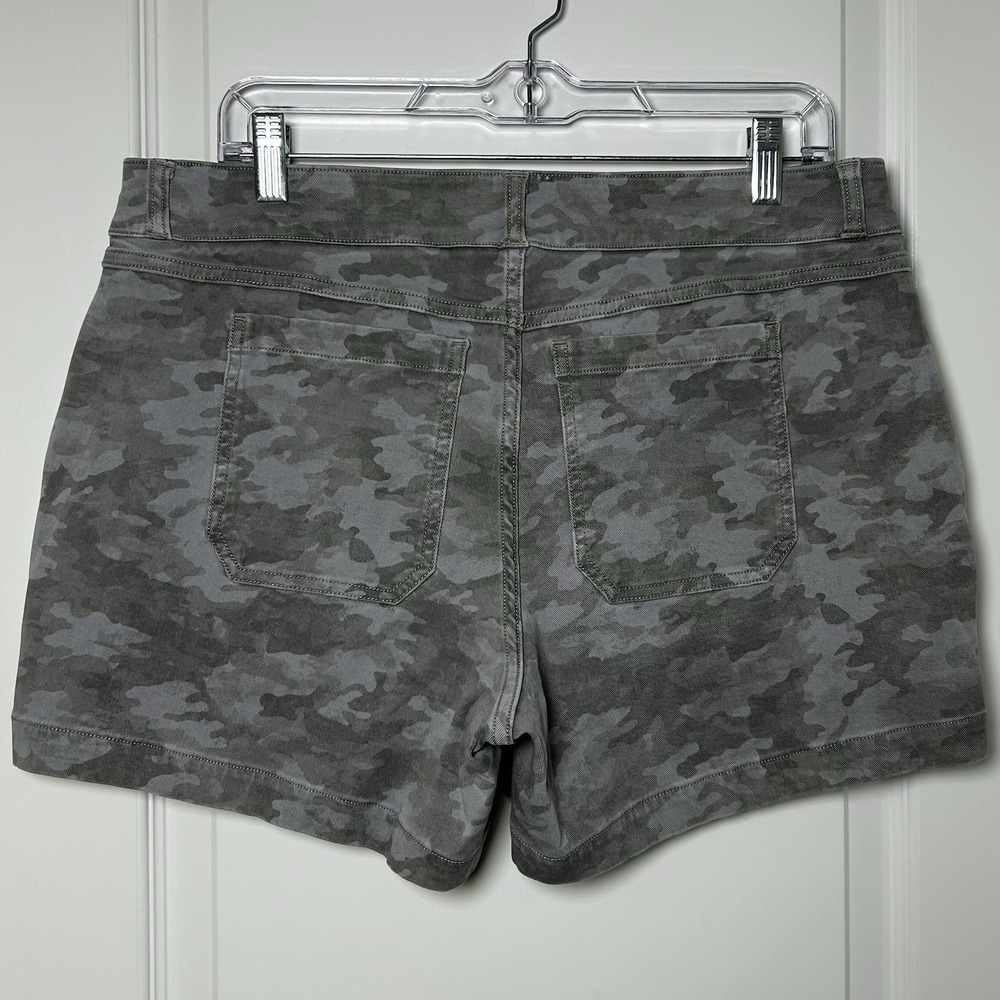 Spanx Gray Tonal Camo Stretch Mini Smoothing Shorts Gorpcore Granola‎ Girl Style - Picture 2 of 2